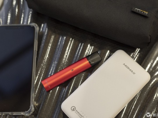 悦刻五代充电口设计揭秘，底部接口的科技美学与实用革新